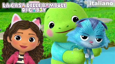 Bambina Alice con vestito azzurro e casetta di cartone