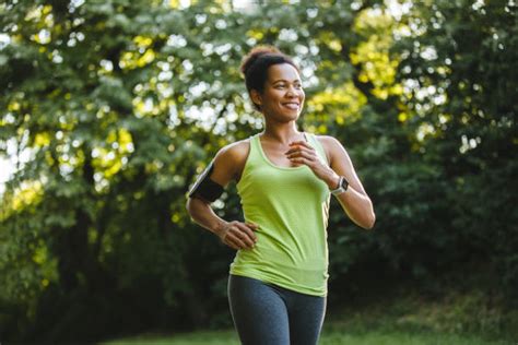 Persona che fa jogging in un parco