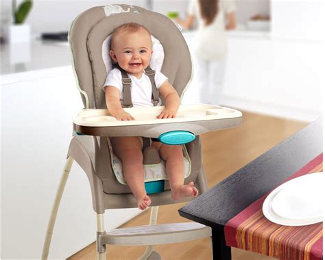 Bambino sul seggiolone all'altezza del bancone cucina
