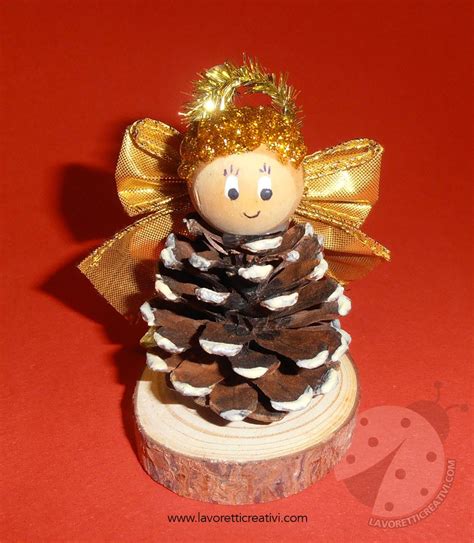 lavoretti di Natale realizzati con materiali di riciclo e pigne