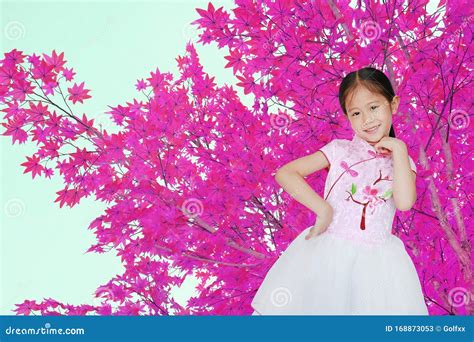 Bambina che indossa un vestito elegante per una festa