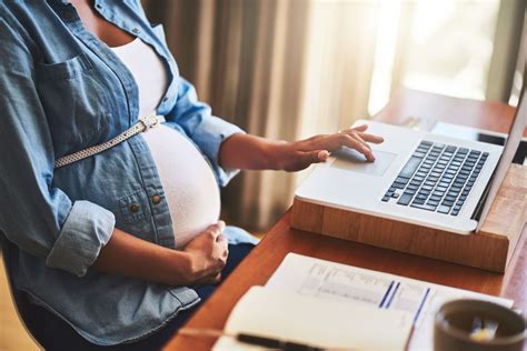Una lavoratrice in congedo di maternità e un lavoratore sostituto