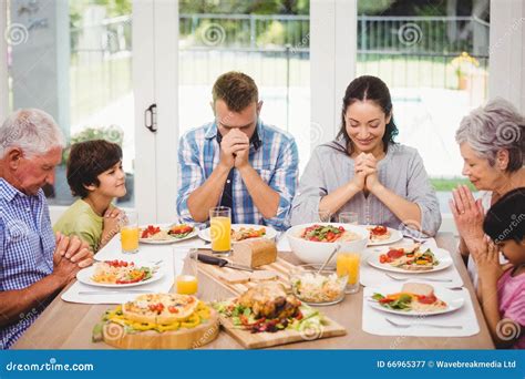 Famiglia che prega insieme