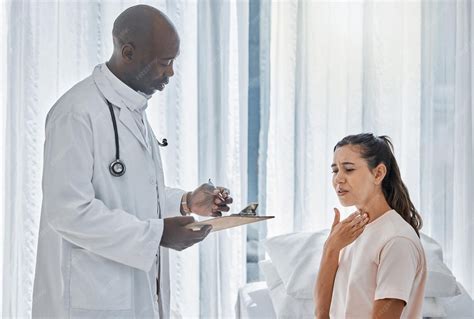 Coppia che pianifica una gravidanza consultando un medico