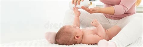 Mamma che massaggia la pancia del neonato