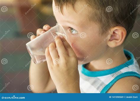 bambino che beve acqua da una tazza