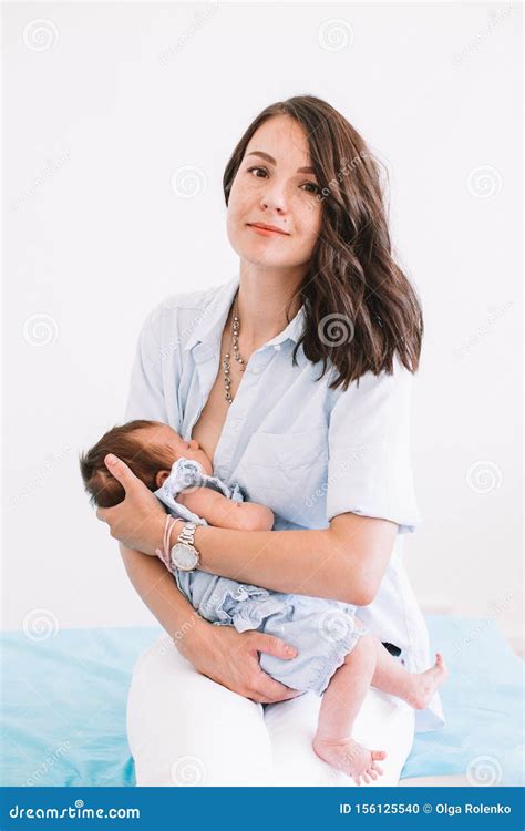 Mamma che allatta il suo bambino con cura