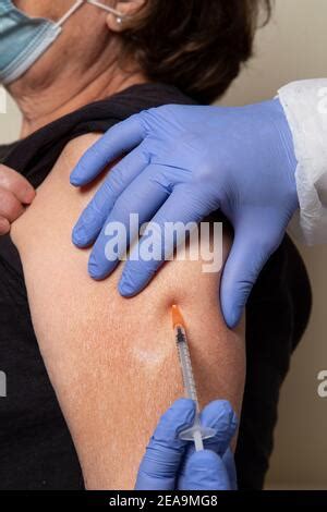 Medico che somministra un vaccino a una donna