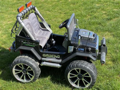 Immagine di un Peg Perego Gaucho SuperPower in azione su un terreno sterrato.