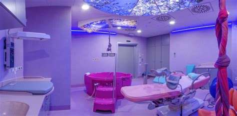Sala parto moderna con vasca e attrezzi per il parto attivo