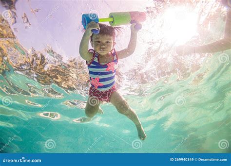 Bambino in costume contenitivo che gioca in piscina