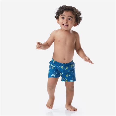 Bambino con costume contenitivo lavabile dal design accattivante