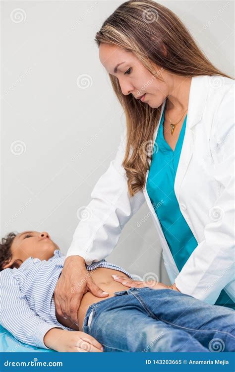 Medico che esamina la pelle di un bambino