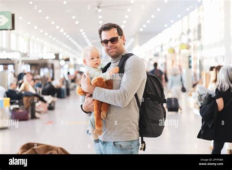 Famiglia che viaggia in aeroporto con un bambino piccolo