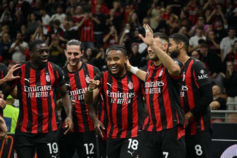 Calciatori del Milan che festeggiano un gol