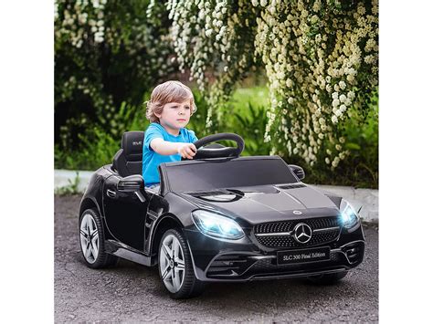 Bambino che guida una macchina elettrica Mercedes