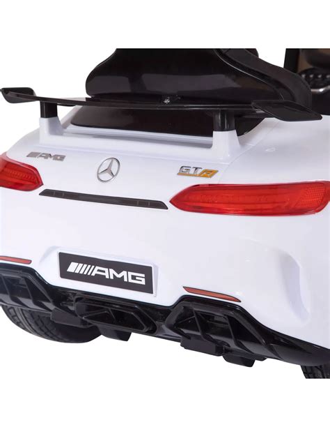 Dettaglio del logo Mercedes su una macchina elettrica per bambini