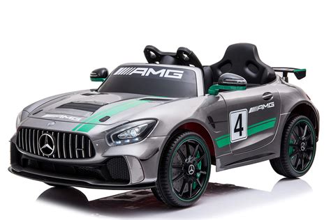 Vari modelli di auto elettriche Mercedes per bambini affiancati