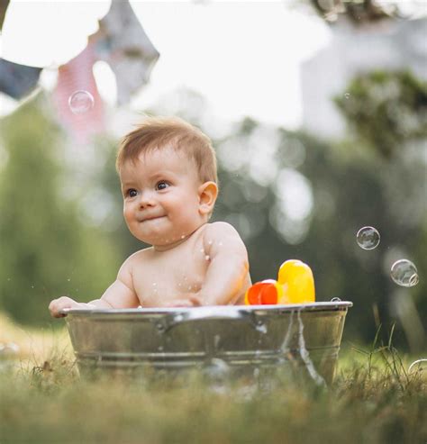 genitori che preparano il lavandino per il bagnetto