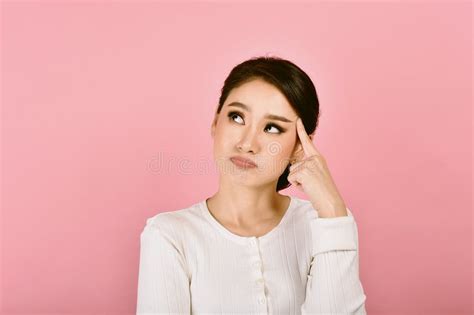 Donna che esprime preoccupazione
