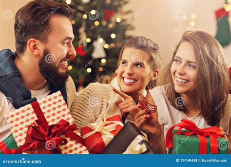Gruppo di amici e familiari che celebrano con un regalo per il neonato