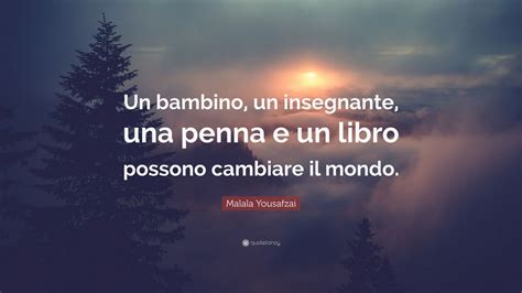 Un libro aperto con una penna, su uno sfondo sfocato di un neonato