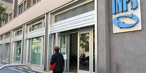 Ufficio INPS con persone in attesa