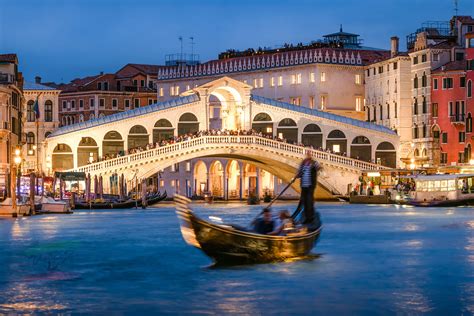 Venezia con passeggino su un ponte