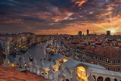 Vaporetto sul Canal Grande al tramonto