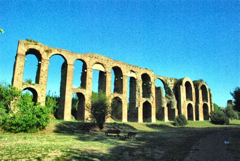 veduta aerea dell'area del Quadraro con l'acquedotto Felice