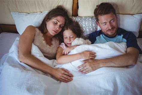 famiglia che dorme serenamente a letto