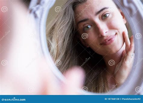 Donna incinta che si guarda allo specchio con preoccupazione