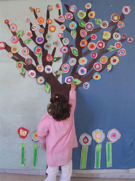 Albero murale primaverile con decorazioni floreali
