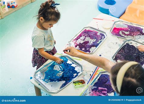 Bambini che lavorano con impasto sensoriale alla lavanda