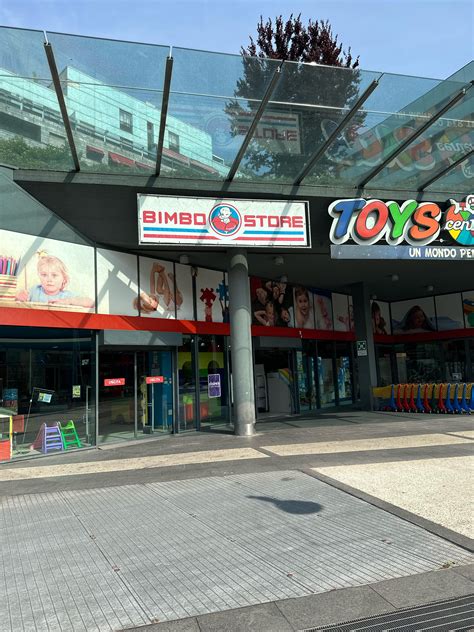 Bimbo Store facade with families shopping