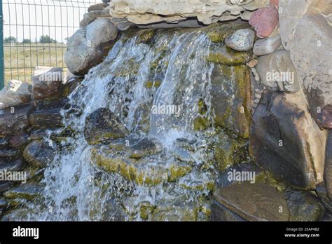 Vista ravvicinata dell'acqua che scorre sulle rocce calcaree