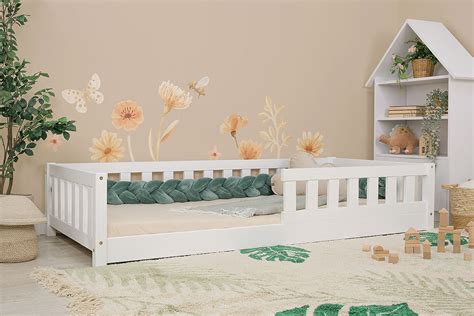 Camera da letto in stile Montessori con letto basso a terra