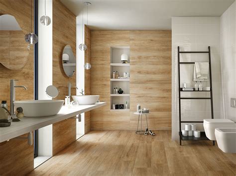 Gres porcellanato effetto legno in un bagno moderno