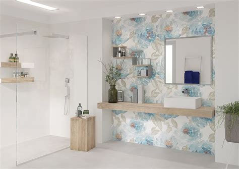 Piastrelle con decori floreali in un bagno moderno