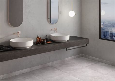 Piastrelle effetto cemento in un bagno moderno