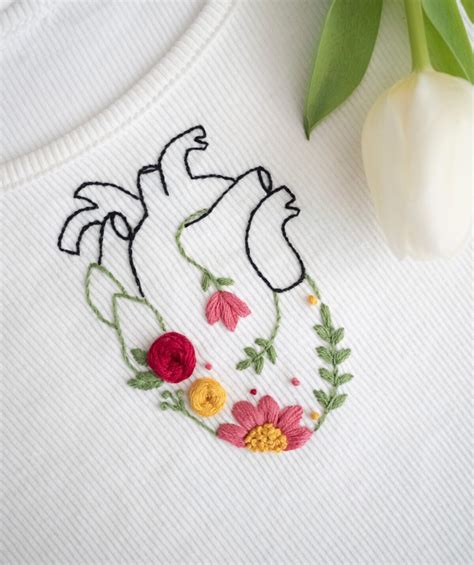 Primo piano di un ricamo floreale su un lenzuolino da culla