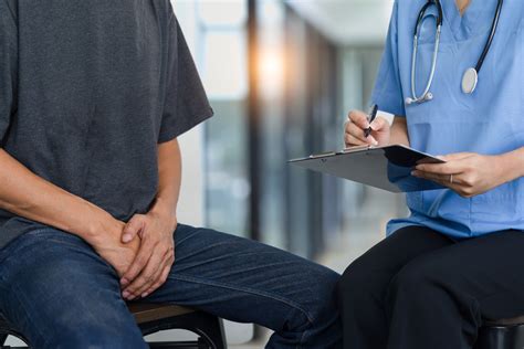 Coppia con grafici sulla fertilità maschile e femminile