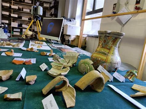 Dottori che analizzano risultati di laboratorio
