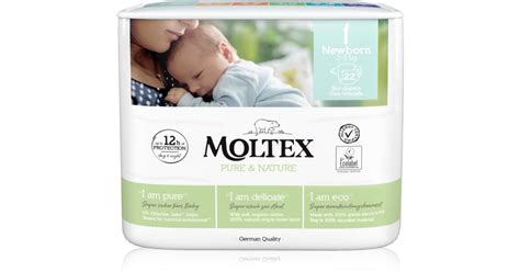 Bambino felice che indossa un pannolino Moltex Pure & Nature