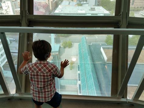 Bambino che guarda fuori dalla culla