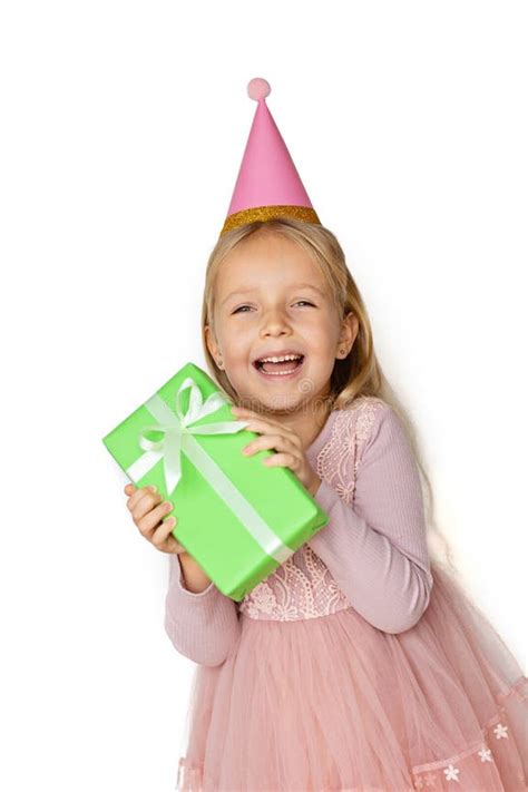Bambino sorridente che riceve un adesivo