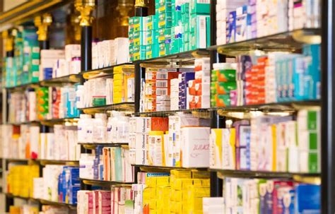 Immagine di una farmacia con scaffali di medicinali