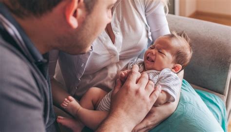 Genitori che cercano di calmare un neonato