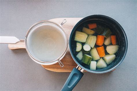 Preparazione del brodo vegetale per lo svezzamento