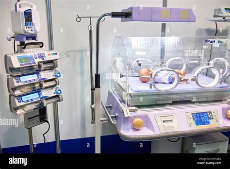 Neonati in incubatrice con ciuccio